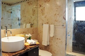 El Taj Oceanfront & Beachside Condo Hotel