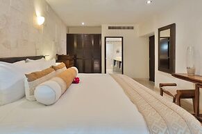 El Taj Oceanfront & Beachside Condo Hotel