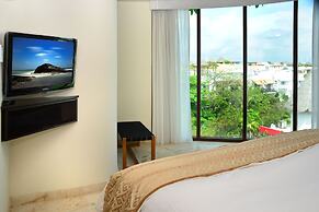 El Taj Oceanfront & Beachside Condo Hotel