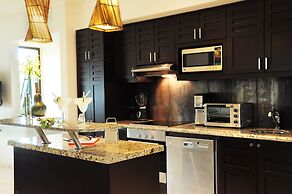 El Taj Oceanfront & Beachside Condo Hotel