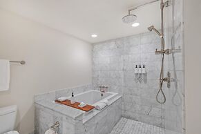 Ka Laʻi Waikiki Beach, LXR Hotels & Resorts