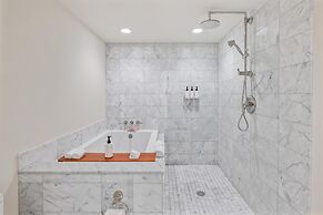 Ka Laʻi Waikiki Beach, LXR Hotels & Resorts