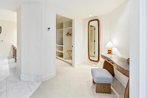 Ka Laʻi Waikiki Beach, LXR Hotels & Resorts