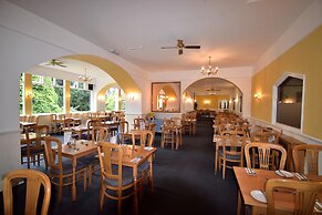 Riviera Hotel
