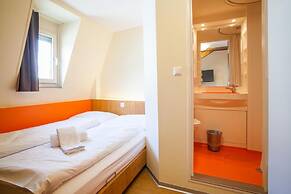 easyHotel Basel City - contactless self check-in