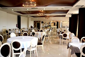 Evia Hotel & Suites