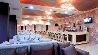Evia Hotel & Suites