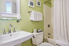 Glen Cove Inn & Suites