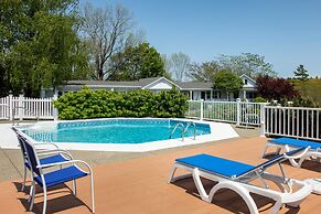 Glen Cove Inn & Suites