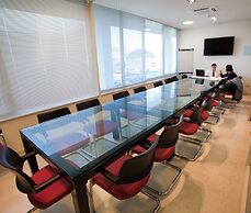 Breaking Business Hotel