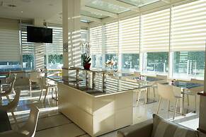 Breaking Business Hotel