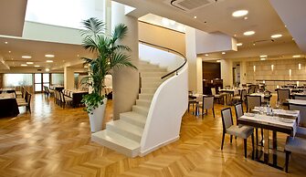 Breaking Business Hotel