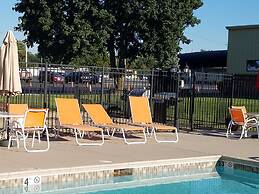 Hotel Lincoln Inn on Route 66 and near I-55