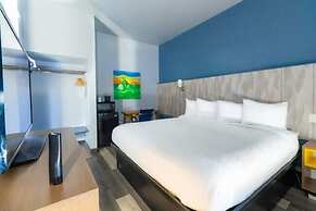 Days Inn & Suites by Wyndham Milwaukee