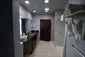 Days Inn & Suites by Wyndham Milwaukee