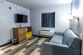 Days Inn & Suites by Wyndham Milwaukee