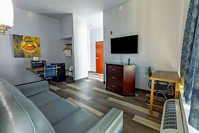 Days Inn & Suites by Wyndham Milwaukee