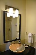 Days Inn & Suites by Wyndham Milwaukee