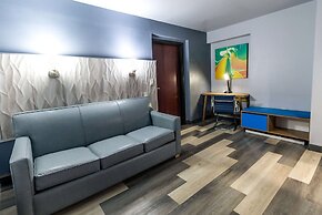 Days Inn & Suites by Wyndham Milwaukee