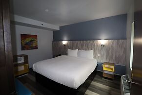 Days Inn & Suites by Wyndham Milwaukee