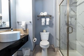 Days Inn & Suites by Wyndham Milwaukee