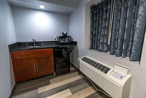 Days Inn & Suites by Wyndham Milwaukee