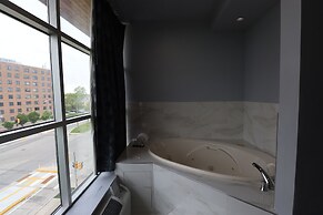 Days Inn & Suites by Wyndham Milwaukee