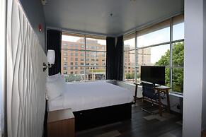 Days Inn & Suites by Wyndham Milwaukee