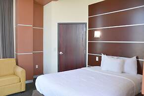 Days Inn & Suites by Wyndham Milwaukee