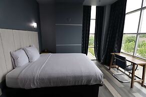 Days Inn & Suites by Wyndham Milwaukee