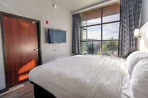 Days Inn & Suites by Wyndham Milwaukee