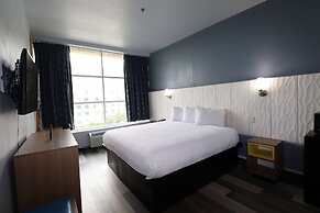 Days Inn & Suites by Wyndham Milwaukee