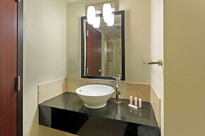 Days Inn & Suites by Wyndham Milwaukee