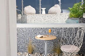 Pearl SeaBreeze Suites