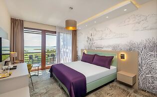 Hotel Golden Lake Resort