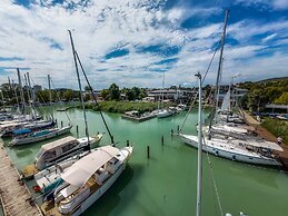 Hotel Golden Lake Resort