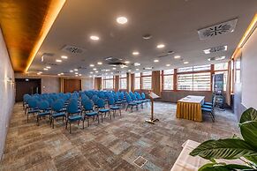 Hotel Golden Lake Resort