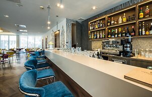 Hotel Golden Lake Resort