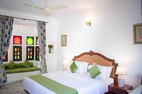 Swaroop Vilas - Lake Facing Boutique Hotel