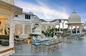 Swaroop Vilas - Lake Facing Boutique Hotel