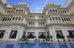 Swaroop Vilas - Lake Facing Boutique Hotel