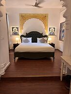 Swaroop Vilas - Lake Facing Boutique Hotel