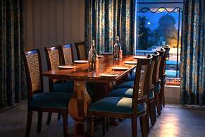 Swaroop Vilas - Lake Facing Boutique Hotel