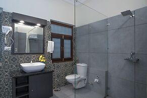 Swaroop Vilas - Lake Facing Boutique Hotel