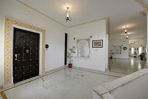 Swaroop Vilas - Lake Facing Boutique Hotel