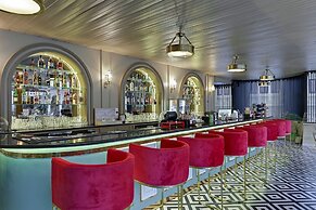 Swaroop Vilas - Lake Facing Boutique Hotel