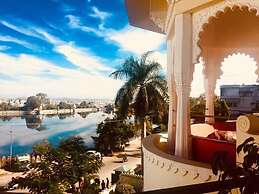 Swaroop Vilas - Lake Facing Boutique Hotel