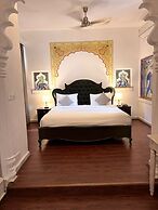 Swaroop Vilas - Lake Facing Boutique Hotel