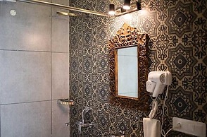 Swaroop Vilas - Lake Facing Boutique Hotel