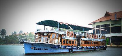 Sterling Lake Palace Alleppey